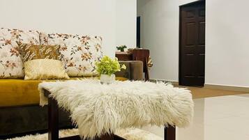 Căn hộ, ban công, quang cảnh hồ bơi | Khu phòng khách