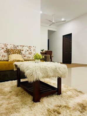 Căn hộ, ban công, quang cảnh hồ bơi | Khu phòng khách