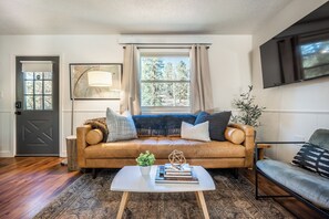 Smart TV, chimenea, libros y monitor de computadora 