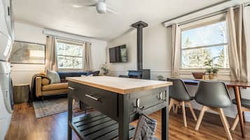 Smart TV, chimenea, libros, monitor de computadora