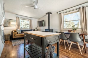 Smart TV, chimenea, libros y monitor de computadora 