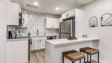 Een koelkast, een magnetron, een kookplaat, een vaatwasser