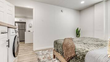 1 slaapkamer, een strijkplank/strijkijzer, reisbedje, wifi