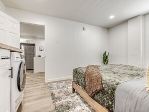 1 slaapkamer, een strijkplank/strijkijzer, reisbedje, wifi