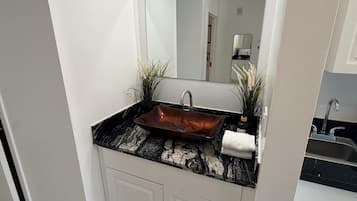 Appartement Classique | Salle de bain | Douche, douche à « effet pluie », sèche-cheveux, serviettes fournies