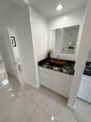 Apartamento clássico | Banheiro | Chuveiro, chuveiro com efeito de chuva, secador de cabelo 