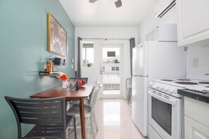 Standard Apartment | Private kitchen | Full-size fridge, microwave, oven, toaster - Boutique Apartments Flamingo (Miami Beach)
