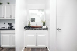 Premium appartement | Badkamer | Een douche, een regendouche, een haardroger, handdoeken