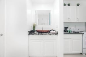 Klassiek appartement | Badkamer | Een douche, een regendouche, een haardroger, handdoeken