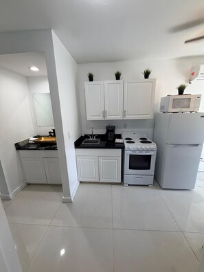 Comfort appartement | Privékeuken | Een koelkast/vriezer, een magnetron, een oven, een broodrooster