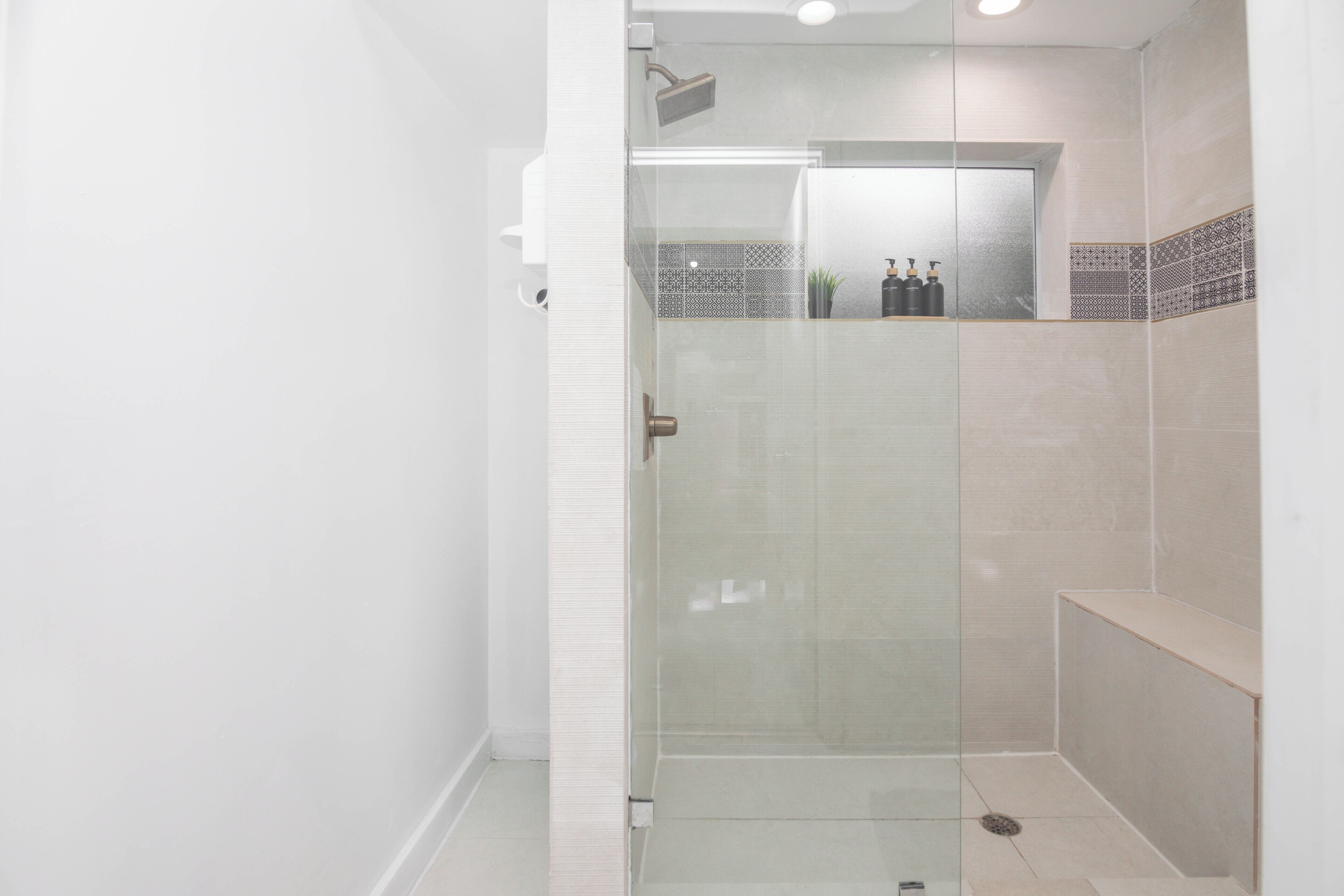 Comfort-Apartment | Badezimmer | Dusche, Regendusche, Haartrockner, Handtücher