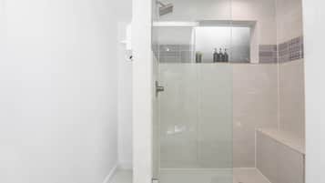 Comfort-Apartment | Badezimmer | Dusche, Regendusche, Haartrockner, Handtücher