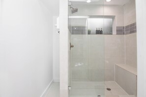 Comfort-Apartment | Badezimmer | Dusche, Regendusche, Haartrockner, Handtücher