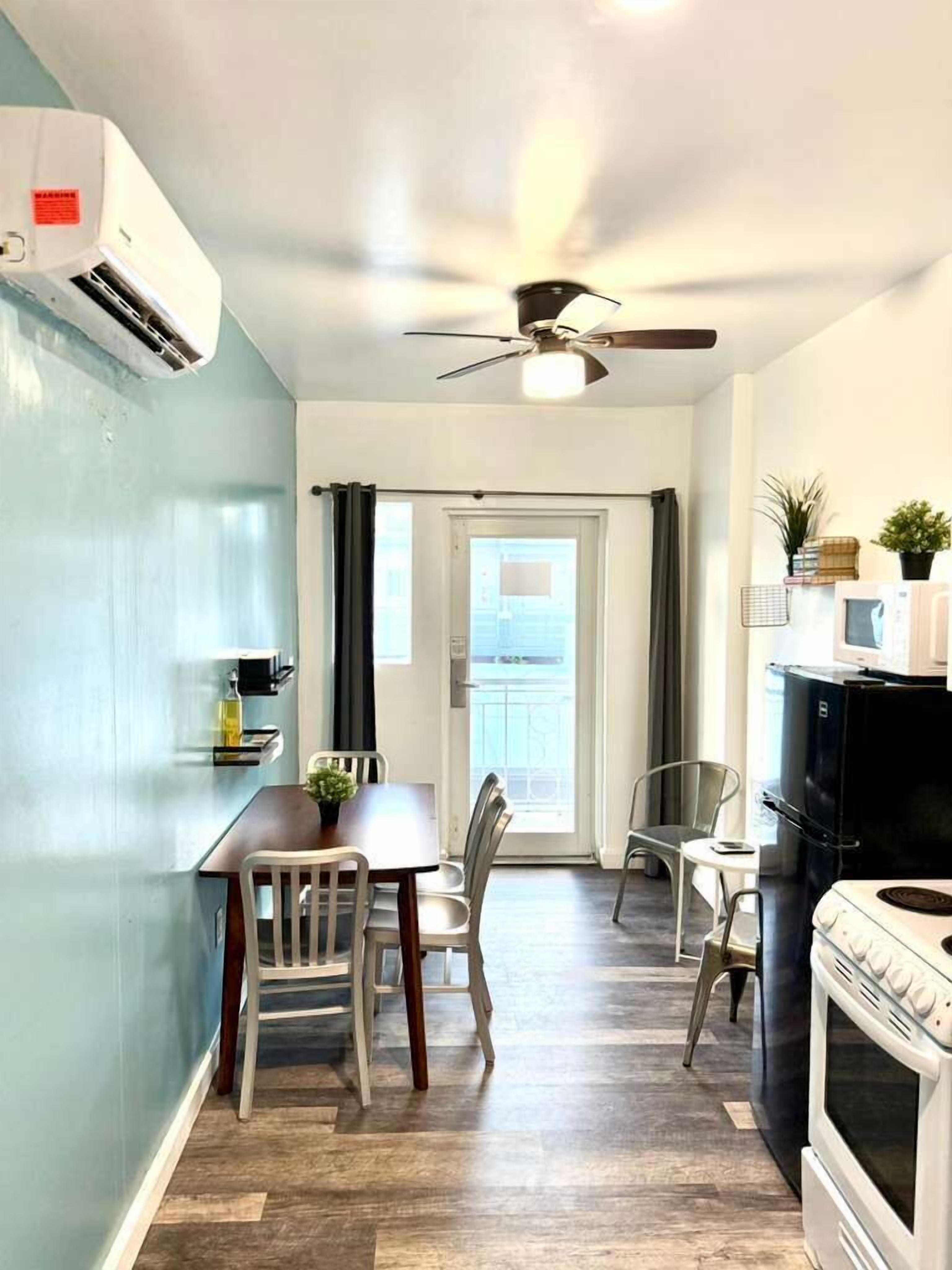 Leilighet – premium | Eget kjøkken | Kjøleskap, mikrobølgeovn, ovn og brødrister