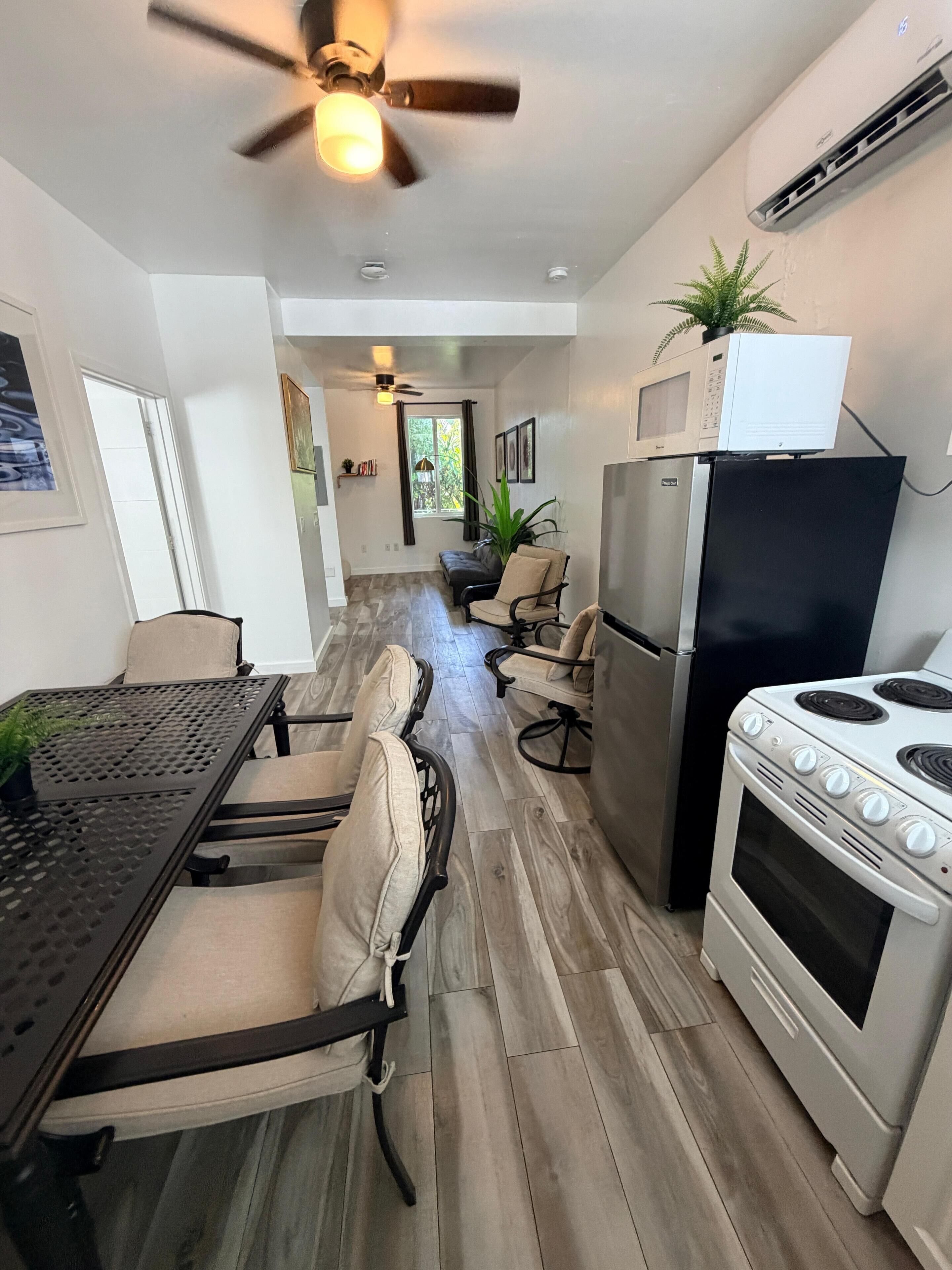 Appartamento Elite | Cucina privata | Frigorifero con congelatore, microonde, forno, tostapane