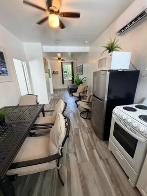 Apartemen Elite | Dapur pribadi | Lemari es besar, microwave, oven, dan pemanggang roti