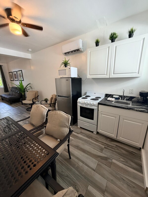 Full-sized fridge, microwave, oven, toaster - Boutique Apartments Flamingo (Miami Beach)