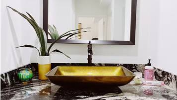 Secador de pelo, toallas, jabón, shampoo