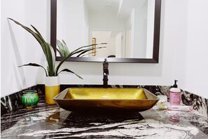 คอมฟอร์ทอพาร์ทเมนท์ | ห้องน้ำ | ไดร์เป่าผม, ผ้าเช็ดตัว, สบู่, ยาสระผม