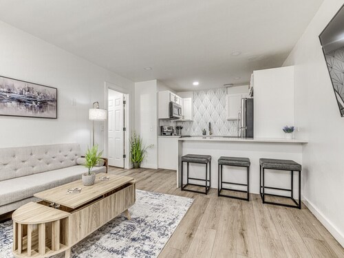 Downtown 1 Bed Apartment