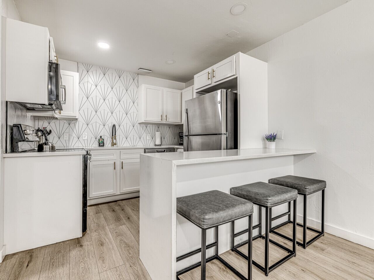 Fridge, microwave, stovetop, dishwasher