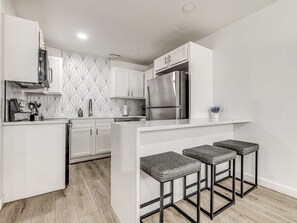 Fridge, microwave, stovetop, dishwasher