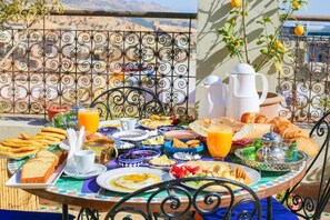 تناول الطعام بالخارج