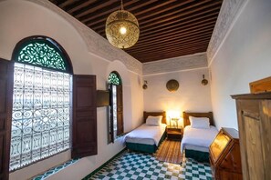 8 عدّة غرف نوم ومكواة/لوح كي وواي فاي وملاءات أسرّة