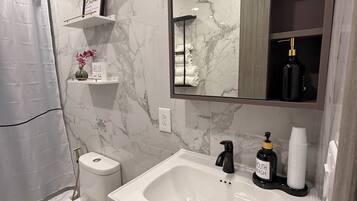 Sèche-cheveux, serviettes fournies, savon, shampoing