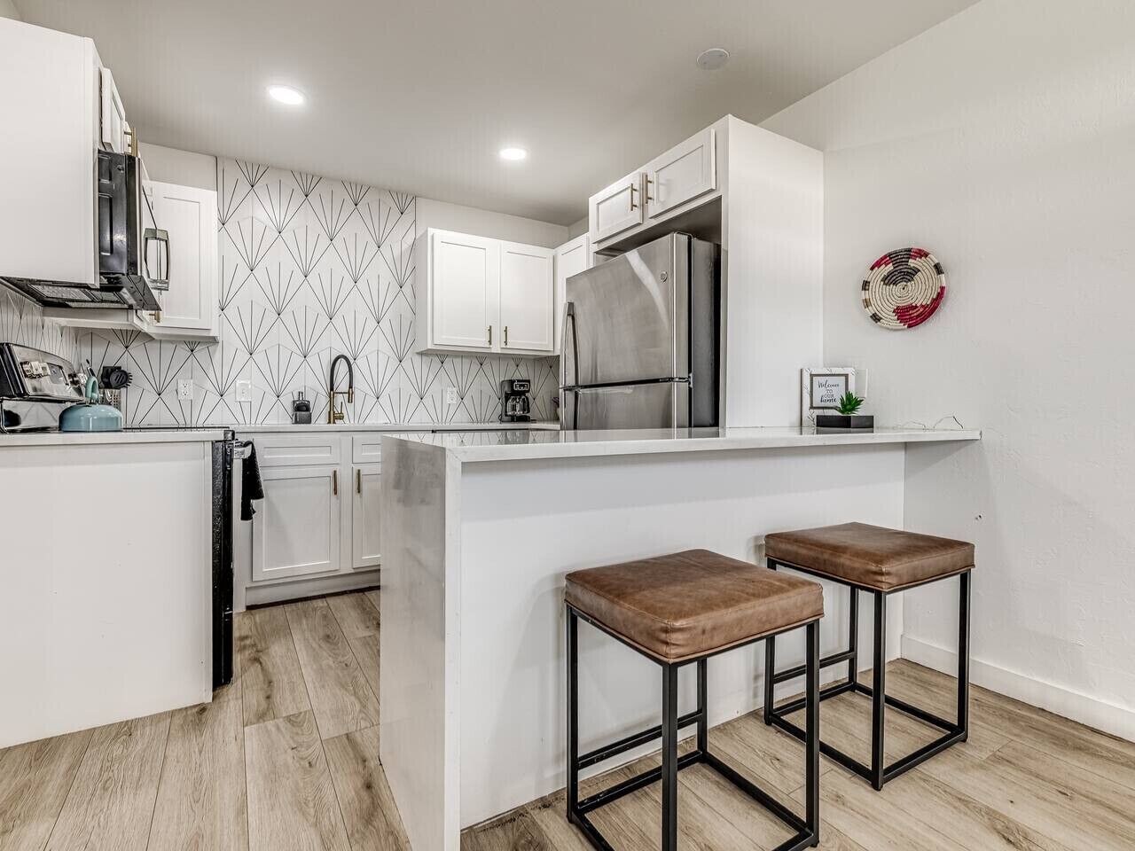 Kjøleskap, mikrobølgeovn, kokeplater og oppvaskmaskin