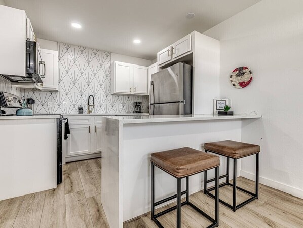 Kjøleskap, mikrobølgeovn, kokeplater og oppvaskmaskin