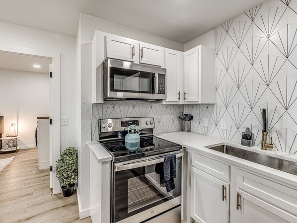 �ثلاجة، ميكروويف، موقد طهي مسطح، غسالة أطباق