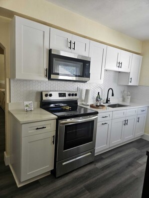 冰箱、微波炉、烤箱、炉灶