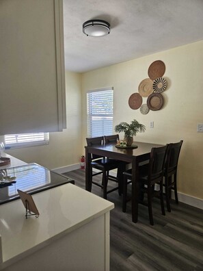 Dining - Palmera House in Tampa Near Airport, Raymond James Stadium & Busch Gardens (Tampa)