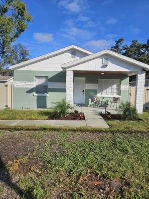Exterior - Palmera House in Tampa Near Airport, Raymond James Stadium & Busch Gardens (Tampa)