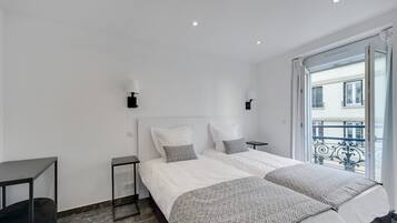 1 habitación, escritorio, tabla de planchar con plancha y cuna de viaje