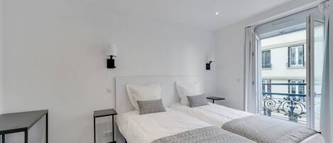 1 sovrum, skrivbord, strykjärn/strykbräda och resesäng