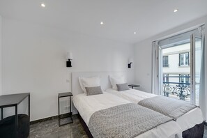 1 soverom, skrivebord, strykejern/-brett og reiseseng for barn