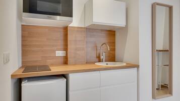 Réfrigérateur, micro-ondes, plaque de cuisson, cafetiÚre/bouilloire