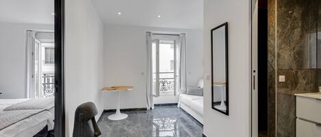 1 chambre, bureau, fer et planche à repasser, lit parapluie