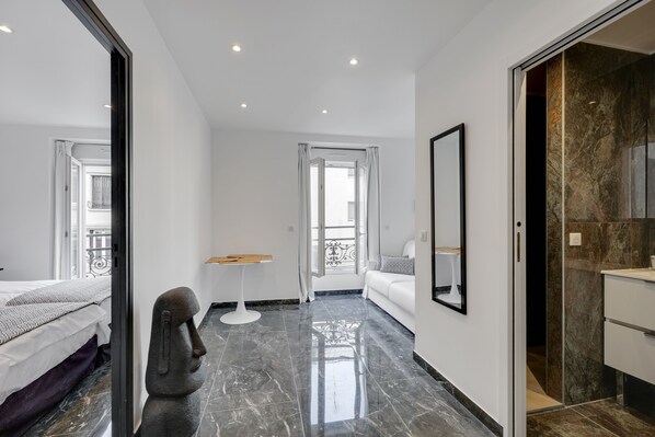 1 غرفة نوم ومكتب ومكواة/لوح كي وسرير سفر