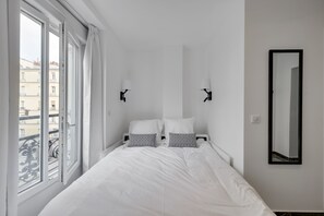 1 soverom, skrivebord, strykejern/-brett og reiseseng for barn