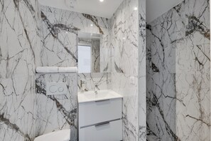 Shower, eco-friendly toiletries, hair dryer, towels - Double-bed or twins Studio in Apart'hotel Le Bellevue (Paris)