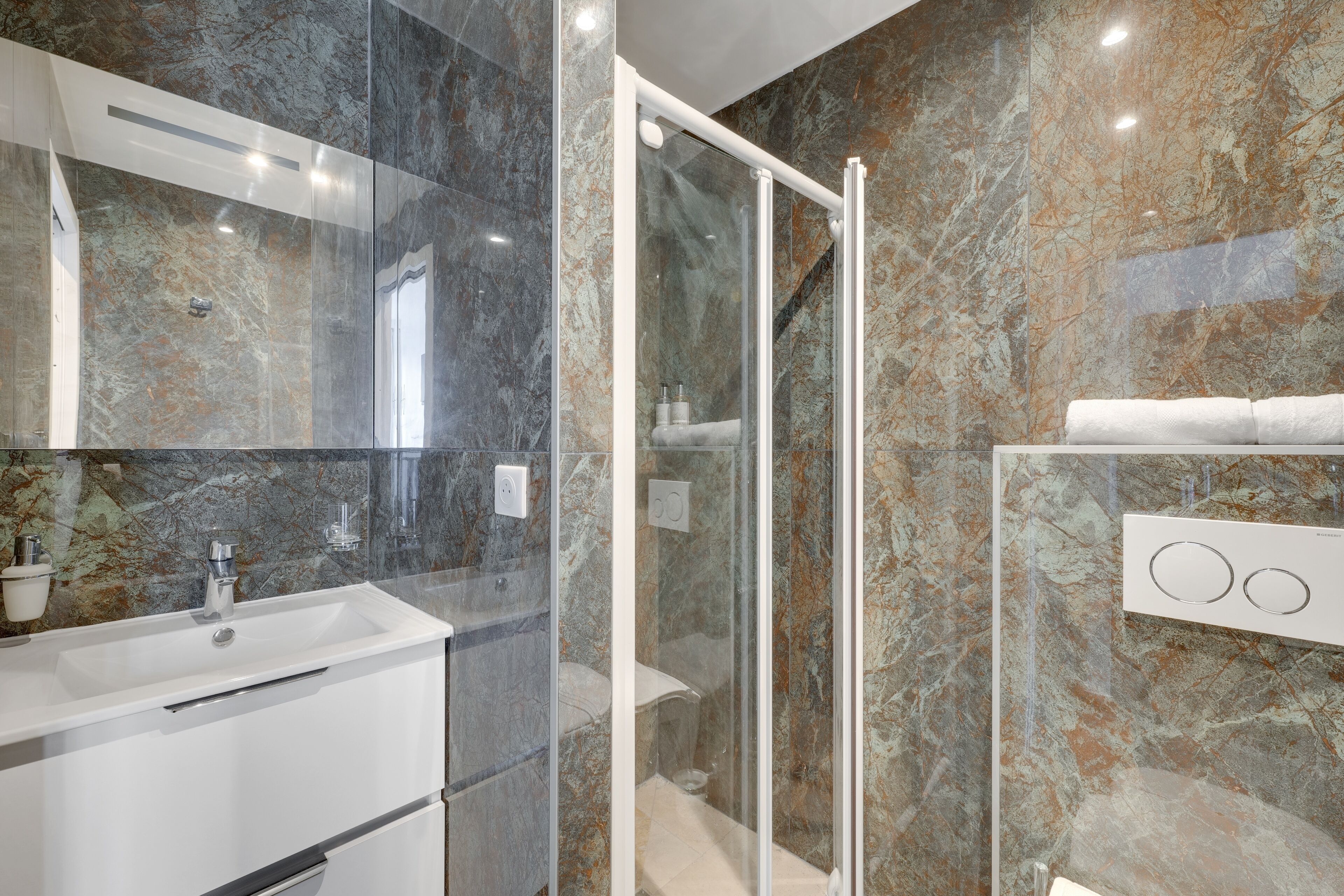 Regadera, amenidades de baño ecológicas, secadora de cabello, toallas 