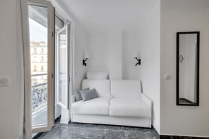 Smart TV - Double-bed Apartment in Apart'hotel Le Bellevue (Paris)