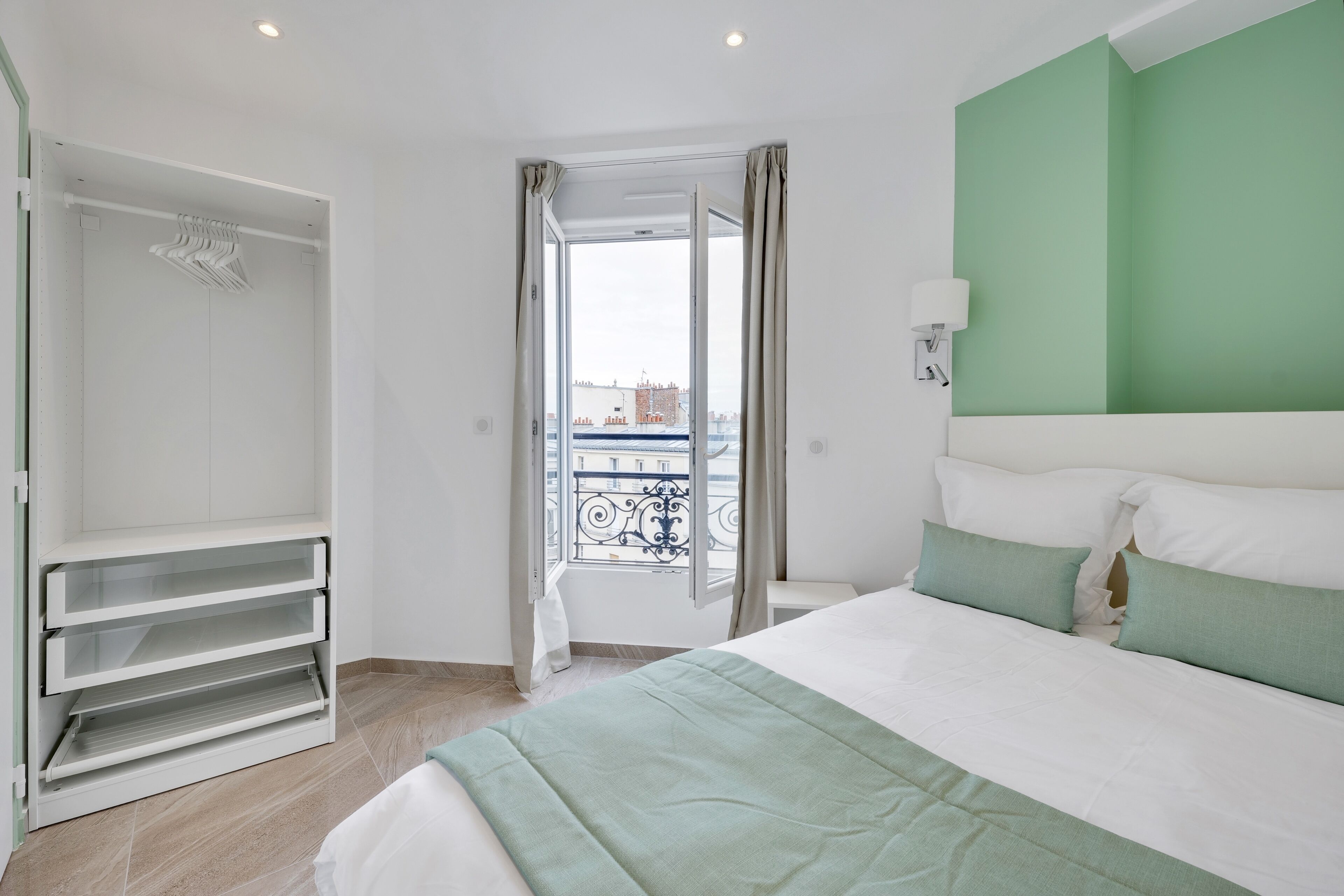 1 chambre, bureau, fer et planche à repasser, lit parapluie