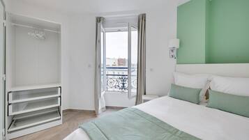 1 chambre, bureau, fer et planche Ă repasser, lit parapluie