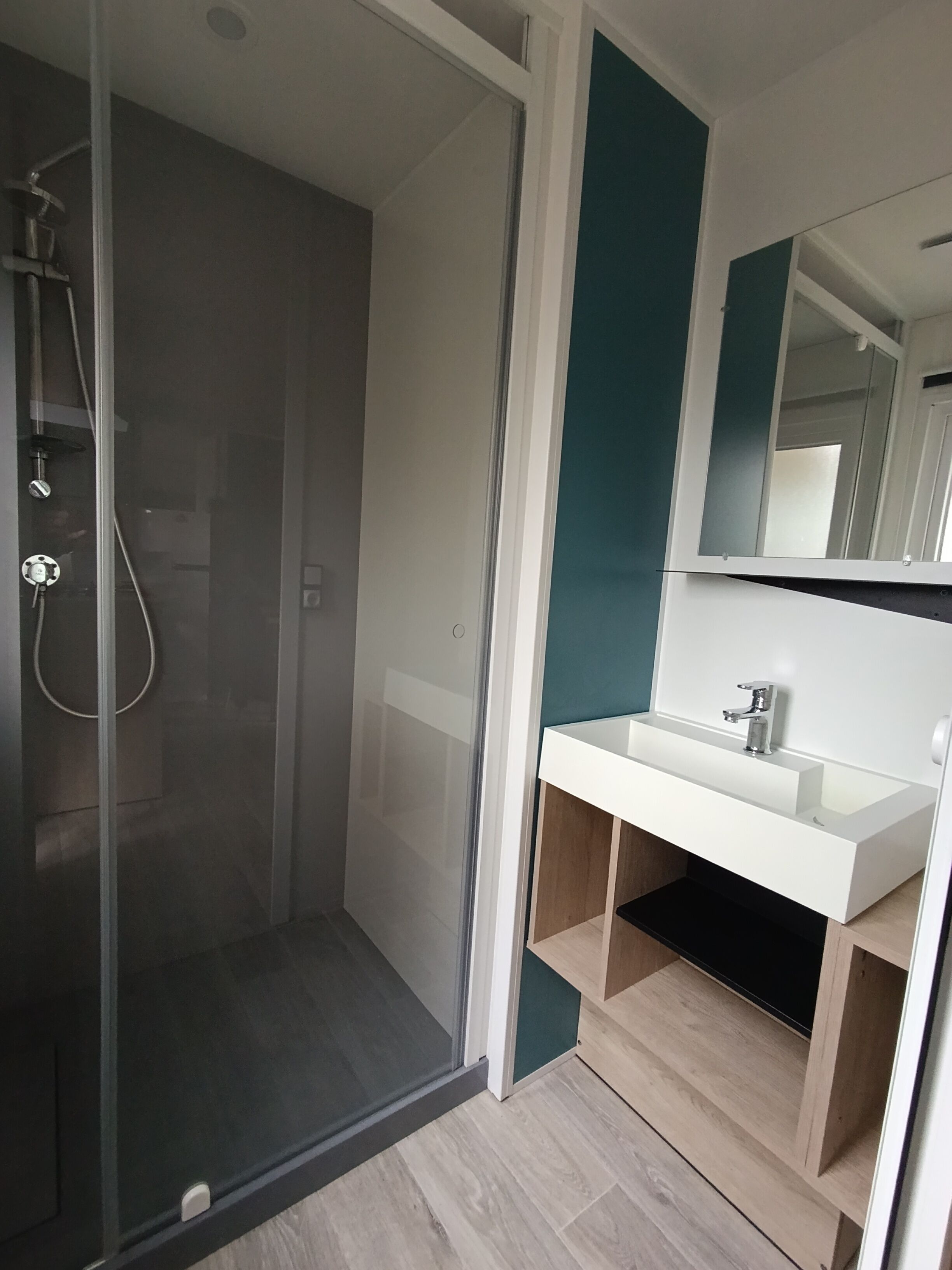 Dusche, Haartrockner, Seife, Toilettenpapier