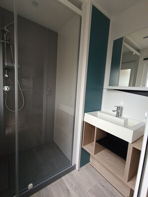 Dusche, Haartrockner, Seife, Toilettenpapier