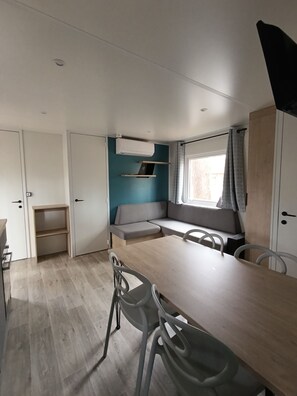 Interior - New mobile home under the pines close to all amenities. 4* campsite (Saint-Julien-en-Born)